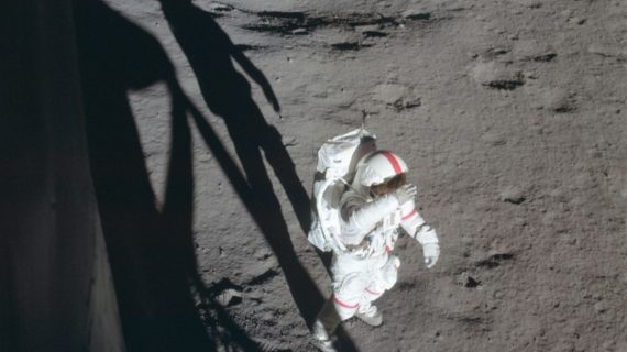 Apollo 15 effettua l’allunaggio Mare Ibrium.