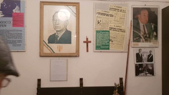 LA STORICA SEDE DELLA SEZIONE DELLA DEMOCRAZIA CRISTIANA DI CATIGNANO (PROVINCIA DI PESCARA).