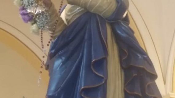 Parlamento della Legalità internazionale: una corona del Santo Rosario con i grani di colore rosso è stata donata al Simulacro dell’Immacolata.