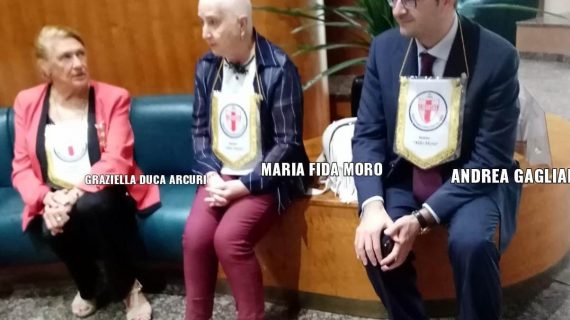 Il gagliardetto della sezione Democrazia Cristiana di Cosenza – intitolata ad Aldo Moro – donato alla figlia dell’illustre Statista Maria Fida Moro