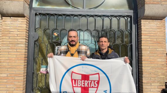 UN’AUTOREVOLE DELEGAZIONE DELLA DEMOCRAZIA CRISTIANA IN VISITA ALLA TOMBA DI ALDO MORO AL CIMITERO COMUNALE DI TORRITA TIBERINA.