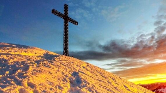 IL CROCEFISSO SULLA VETTA DELLA MONTAGNA: SIMBOLO UNIVERSALE DI PACE E DI FRATELLANZA !