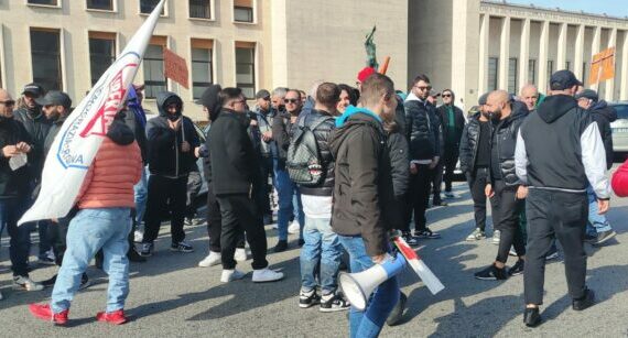 OLTRE 400 MARITTIMI DEL COMPARTO DI NAPOLI (CON L’APPOGGIO ANCHE DELLA DEMOCRAZIA CRISTIANA) HANNO MANIFESTATO DAVANTI ALLA SEDE CENTRALE DELL’INPS PER LA TUTELA DEI LORO DIRITTI